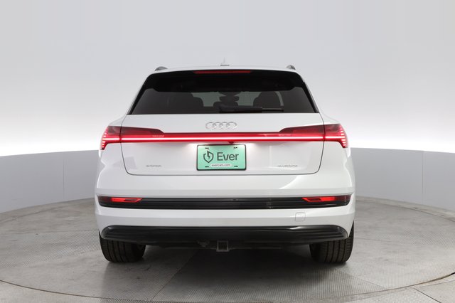 2021 Audi e-tron — photo 12 of 24