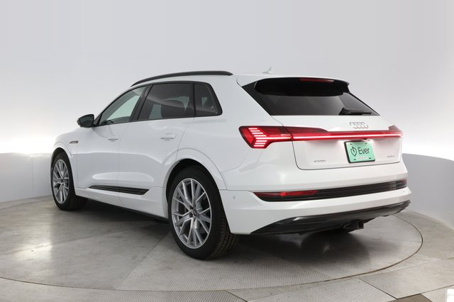 2021 Audi e-tron — photo 13 of 24