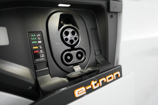 2021 Audi e-tron — photo 8 of 24