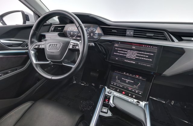 2021 Audi e-tron — photo 20 of 24