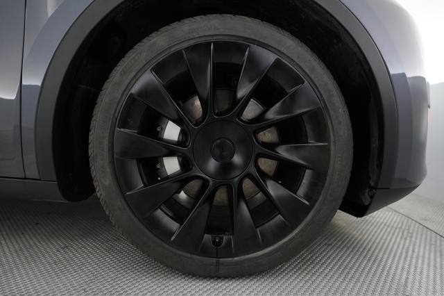 2023 Tesla Model Y — photo 7 of 21