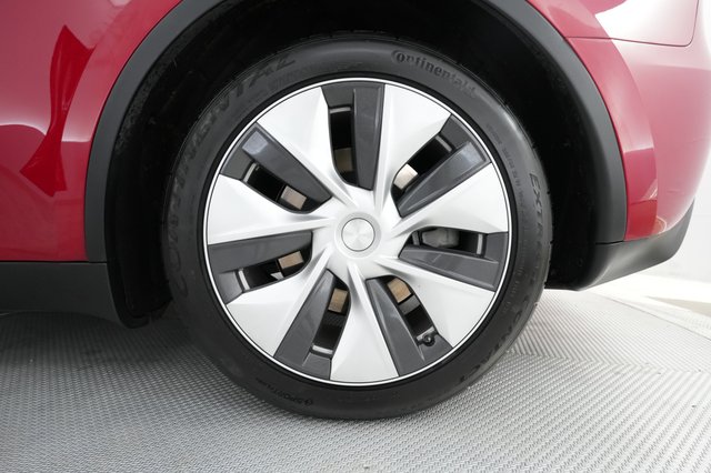 2023 Tesla Model Y — photo 7 of 24
