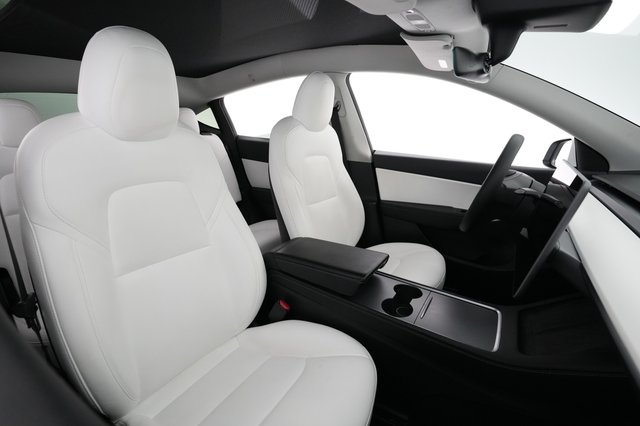 2022 Tesla Model Y — photo 18 of 24