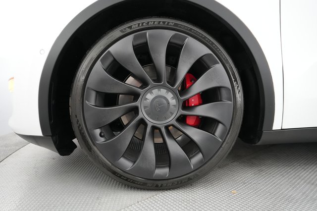2022 Tesla Model Y — photo 15 of 24