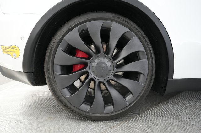 2022 Tesla Model Y — photo 17 of 24