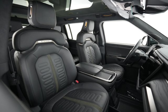 2022 Rivian R1S — photo 18 of 23