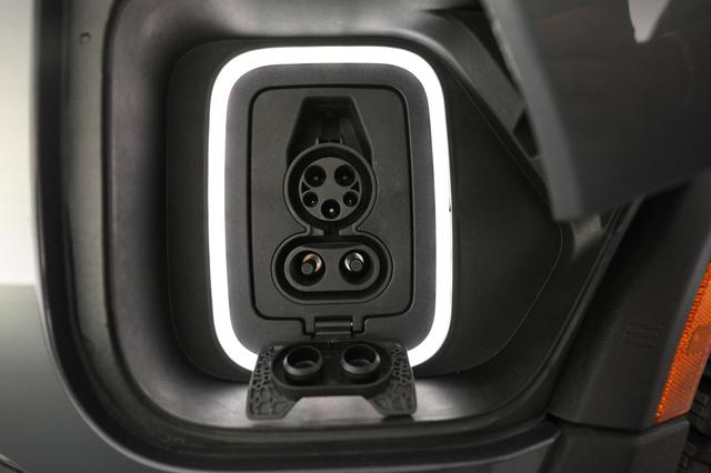 2022 Rivian R1S — photo 8 of 23