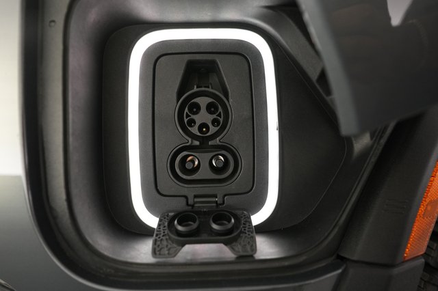 2022 Rivian R1S — photo 8 of 23