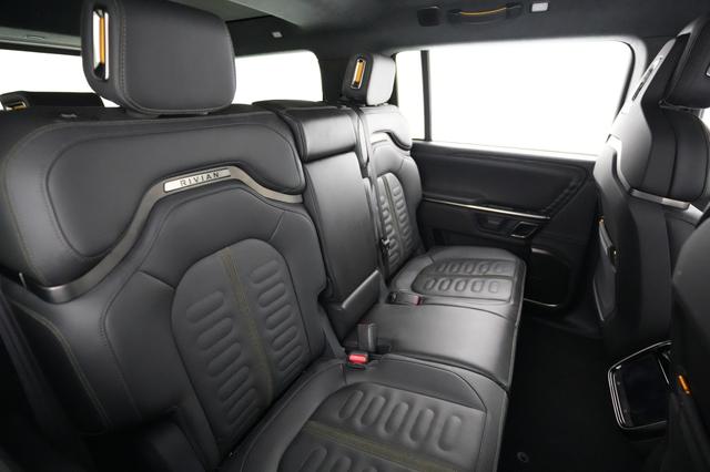 2022 Rivian R1S — photo 4 of 23