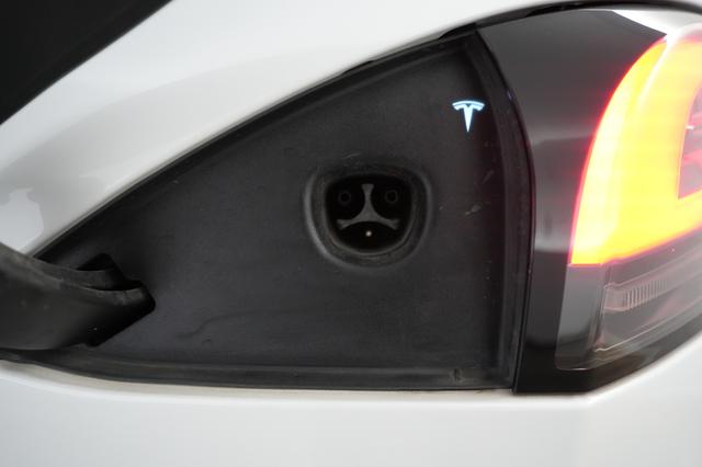 2022 Tesla Model S — photo 8 of 24