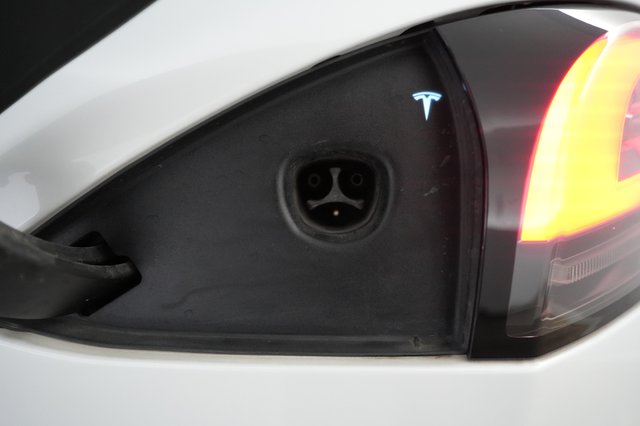 2022 Tesla Model S — photo 8 of 24