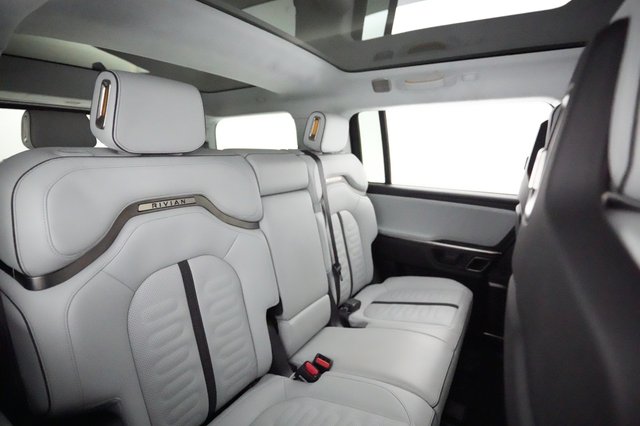 2023 Rivian R1S — photo 19 of 22