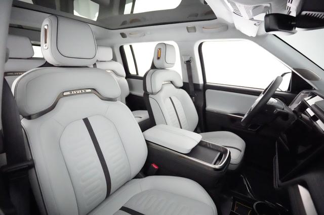 2023 Rivian R1S — photo 4 of 22