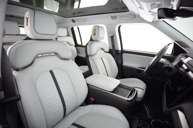 2023 Rivian R1S — photo 4 of 22