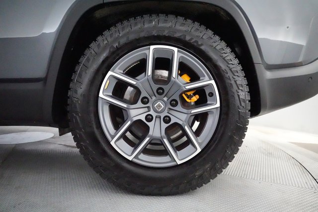 2023 Rivian R1S — photo 17 of 22