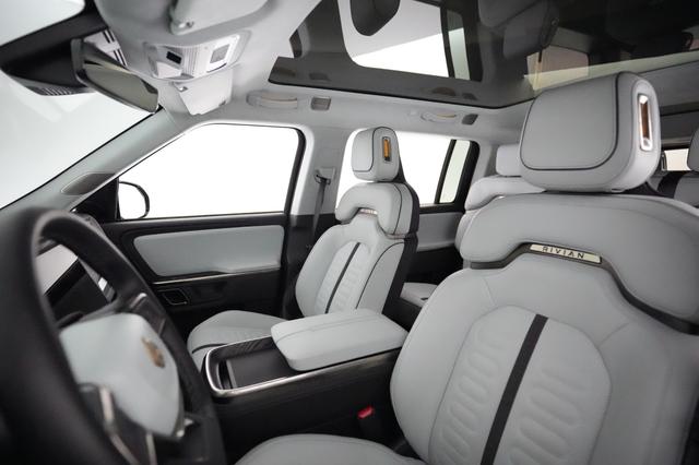 2023 Rivian R1S — photo 3 of 22