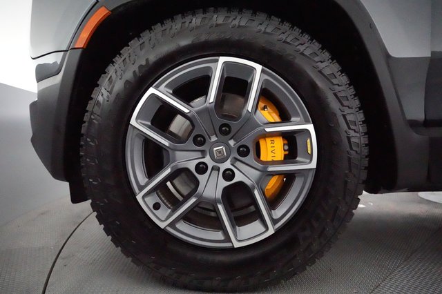 2023 Rivian R1S — photo 7 of 22