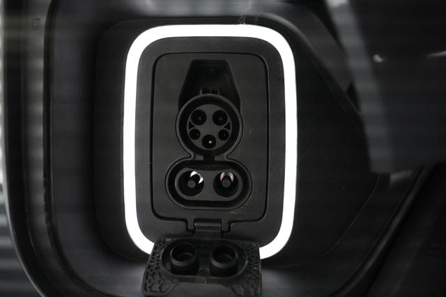 2023 Rivian R1S — photo 8 of 22