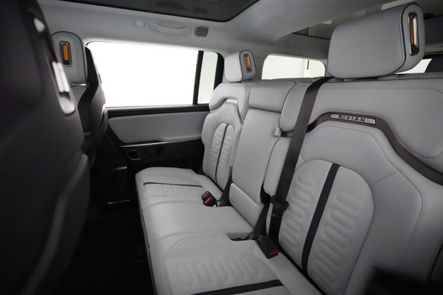 2023 Rivian R1S — photo 18 of 22
