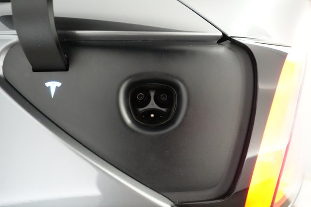 2024 Tesla Model Y — photo 8 of 20