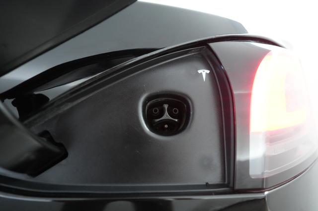 2022 Tesla Model S — photo 8 of 23