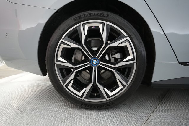 2022 BMW i4 — photo 14 of 20