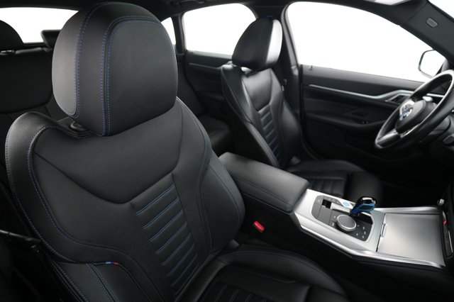 2022 BMW i4 — photo 17 of 20