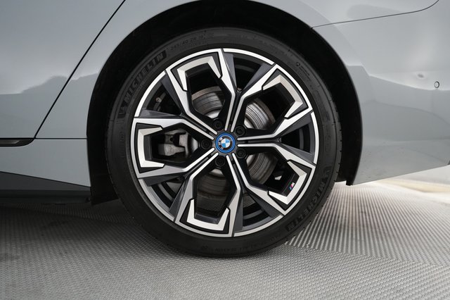 2022 BMW i4 — photo 15 of 20