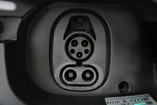 2022 Volkswagen ID.4 — photo 8 of 16
