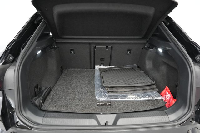 2022 Volkswagen ID.4 — photo 6 of 16