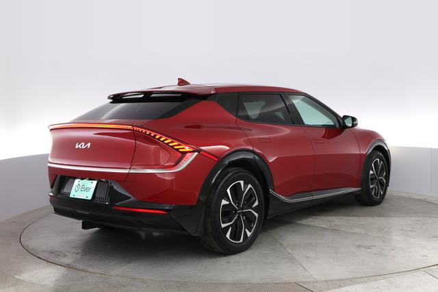 2022 Kia EV6 — photo 2 of 21