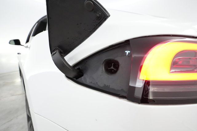2023 Tesla Model S — photo 8 of 21
