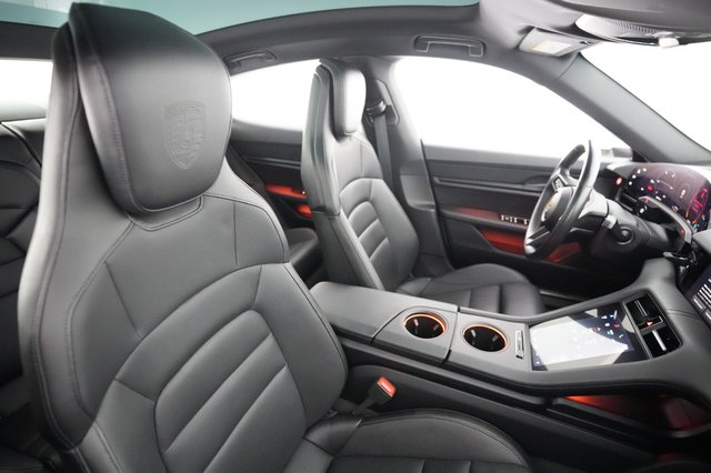 2021 Porsche Taycan — photo 18 of 22