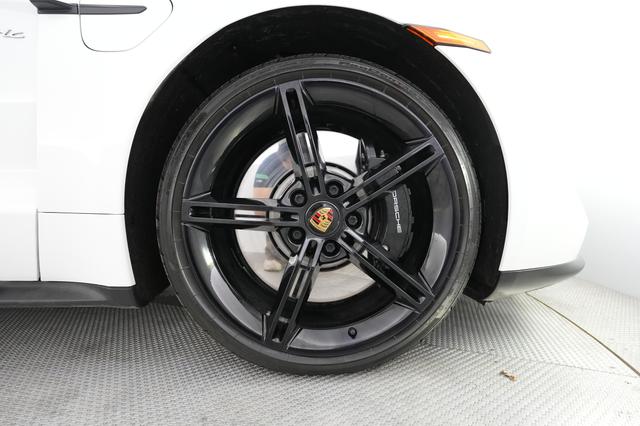 2021 Porsche Taycan — photo 7 of 22