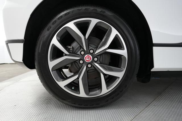 2023 Jaguar I-Pace — photo 7 of 24