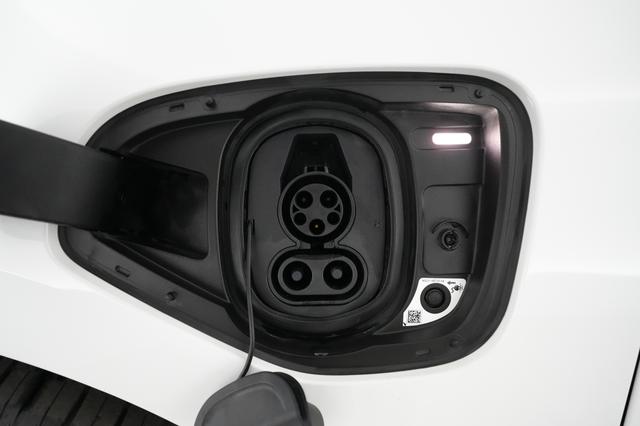 2023 Jaguar I-Pace — photo 8 of 24