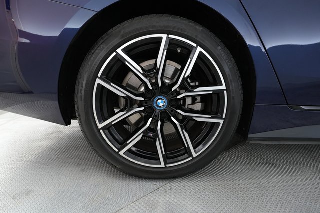 2022 BMW i4 — photo 15 of 21