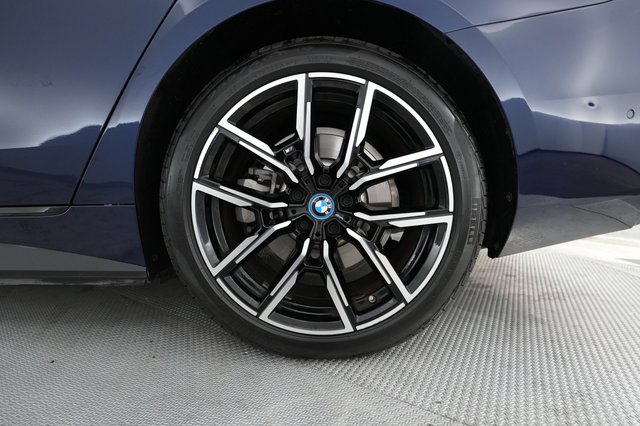 2022 BMW i4 — photo 7 of 21