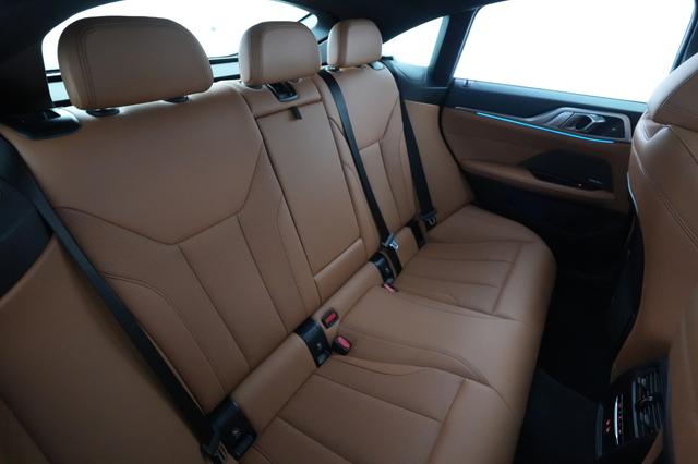 2022 BMW i4 — photo 4 of 21