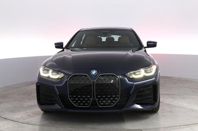 2022 BMW i4 — photo 9 of 21