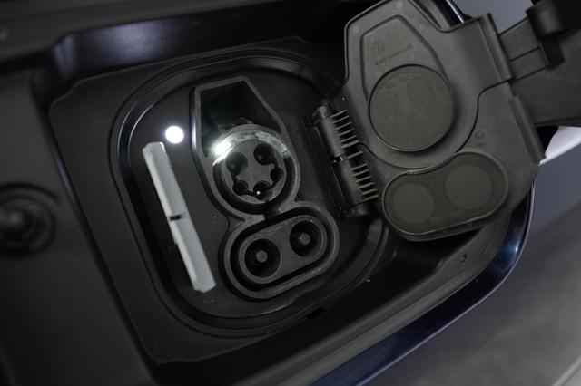 2022 BMW i4 — photo 8 of 21
