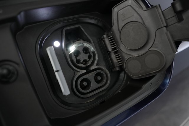 2022 BMW i4 — photo 8 of 21