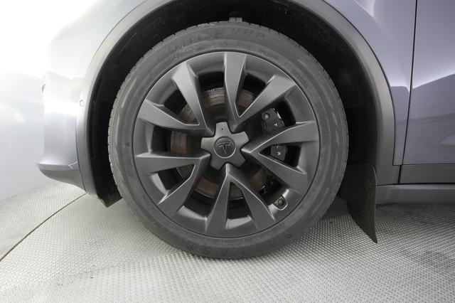 2022 Tesla Model X — photo 7 of 26