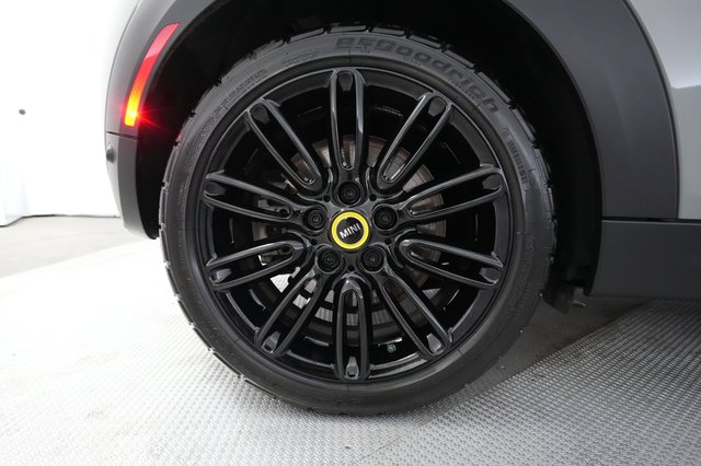2023 MINI Cooper SE — photo 16 of 20