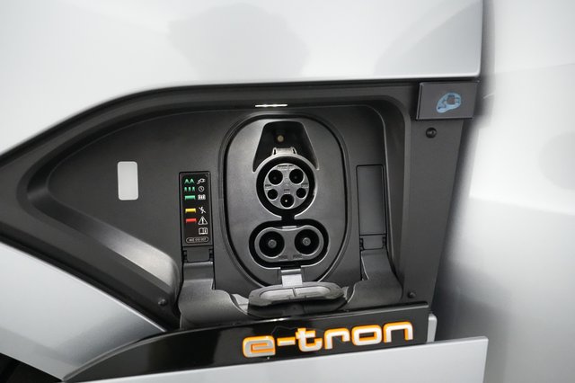 2023 Audi e-tron — photo 8 of 23