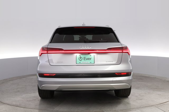 2023 Audi e-tron — photo 12 of 23