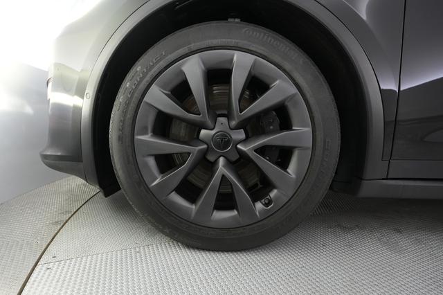 2022 Tesla Model X — photo 7 of 24