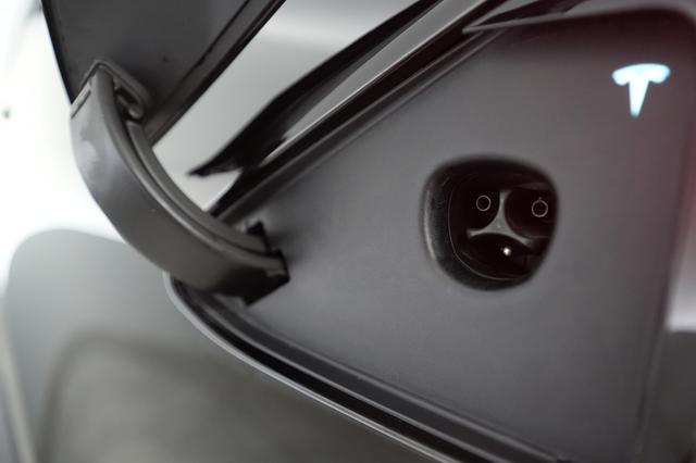 2022 Tesla Model X — photo 8 of 24