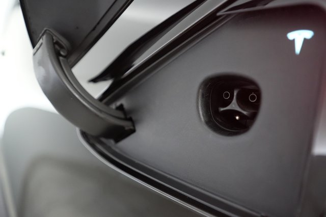 2022 Tesla Model X — photo 8 of 24