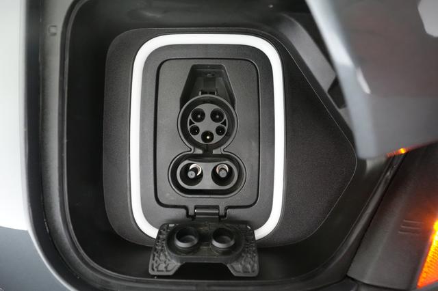 2023 Rivian R1T — photo 8 of 21